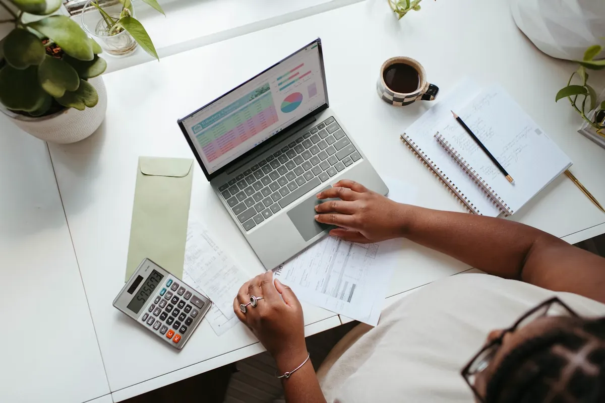 Professionnelle utilisant l'IA dans son activité